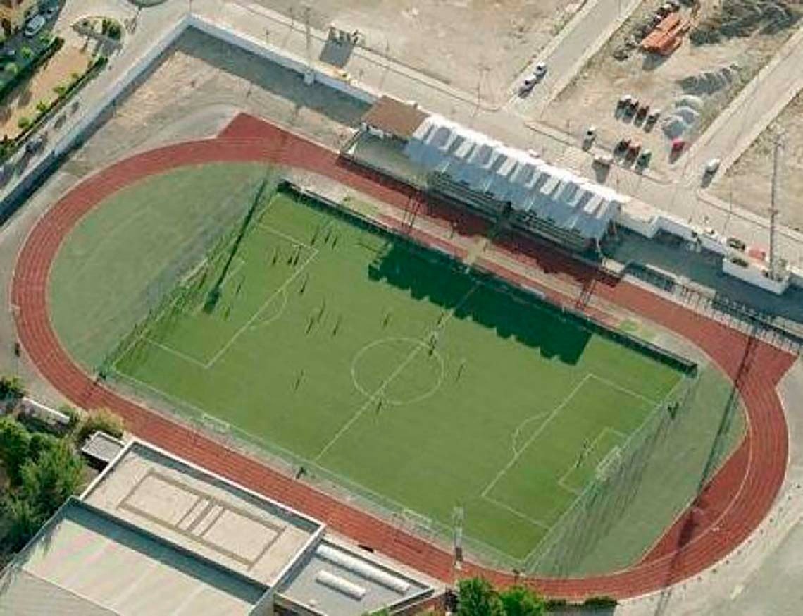 una vista aérea de un campo de fútbol y una pista de atletismo .