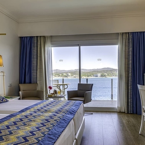 ein Hotelzimmer mit einem Bett und einem Stuhl