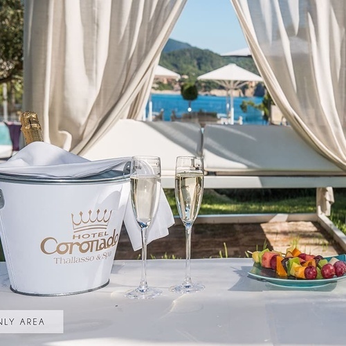 ein Eimer Champagner steht auf einem Tisch neben zwei Gläsern Champagner