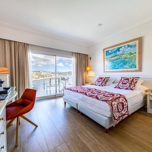 ein Hotelzimmer mit einem Bett und einem Schreibtisch