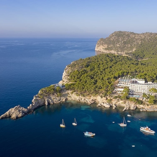 Luftaufnahme eines großen weißen Gebäudes in der Mitte des Ozeans