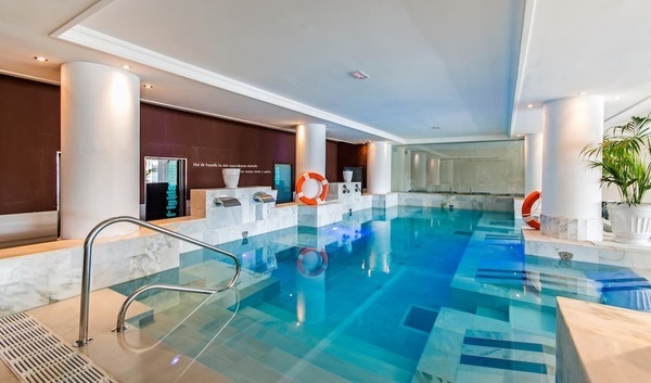 ein großer Swimmingpool in einem Hotelzimmer