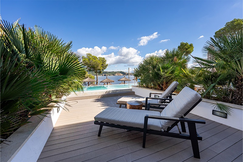 Terraza de Hotel Gran Fornells con piscina infinita y vistas al mar.