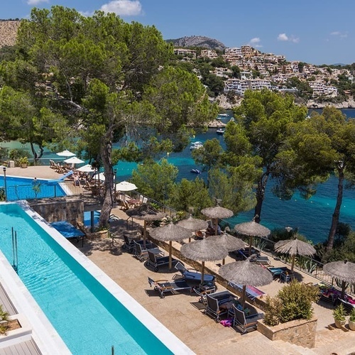 una vista aérea de una piscina con sillas y sombrillas