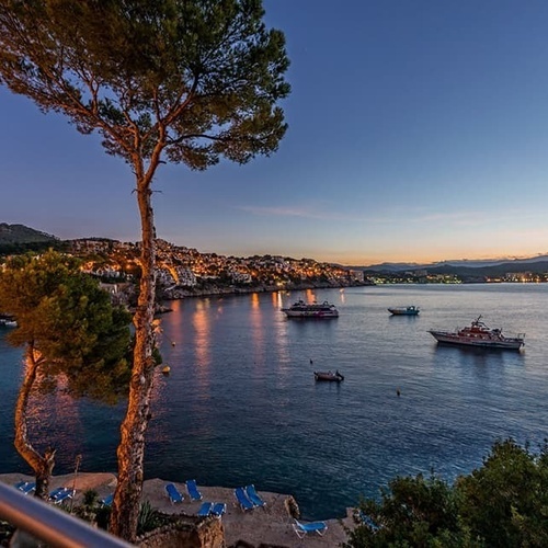 ein Blick auf eine Bucht mit vielen Booten im Wasser