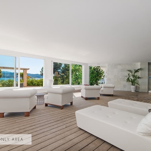 ein Wohnzimmer mit vielen weißen Möbeln und einem Zeichen darüber, dass es nur für Erwachsene ist