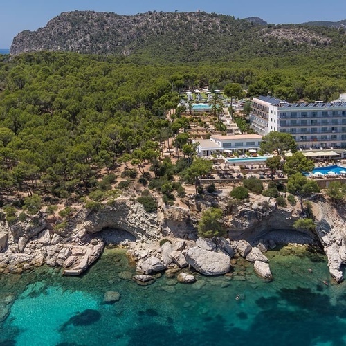 ein großes Hotel befindet sich an einem felsigen Ufer