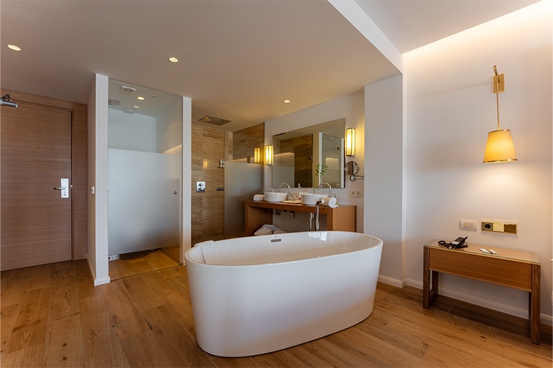 Bañera independiente y ducha en suite moderna del Hotel Gran Fornells.