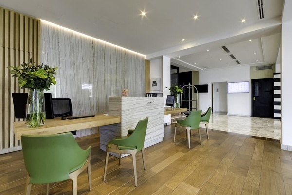 ein Raum mit einem Tisch und Stühlen und einem Fernseher mit der Aufschrift hotel