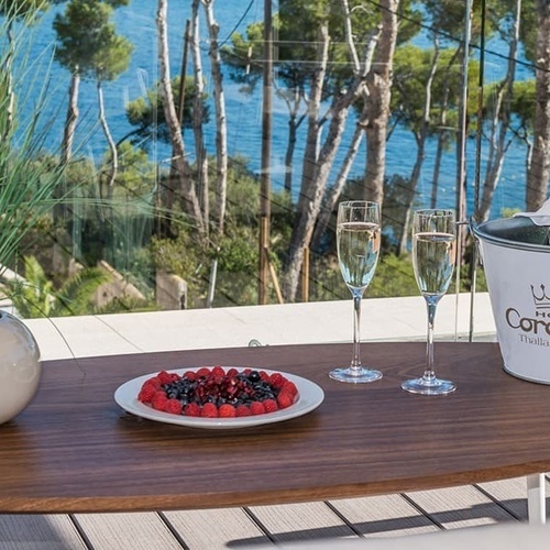 ein Tisch mit zwei Gläsern Champagner und einem Eimer Champagner aus dem Hotel coronado