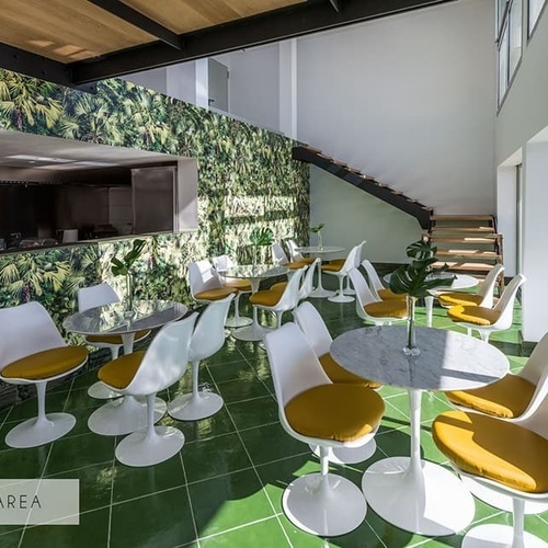 ein Esszimmer mit einem Schild , das sagt , dass es nur für Erwachsene ist