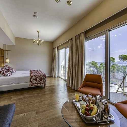 ein Hotelzimmer mit einem Bett und einem Tisch mit Obst darauf