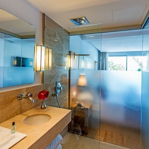 ein Badezimmer mit einem Waschbecken und einer Dusche