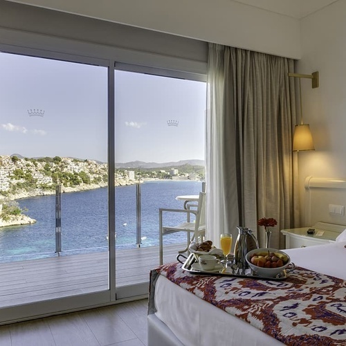 ein Hotelzimmer mit Blick auf den Ozean