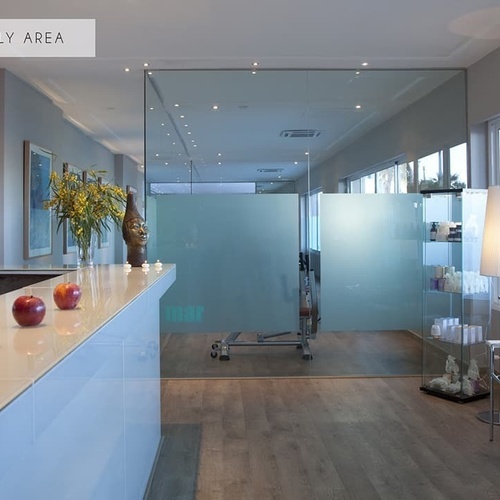 ein Raum mit einem Zeichen darüber, dass es nur für Erwachsene ist