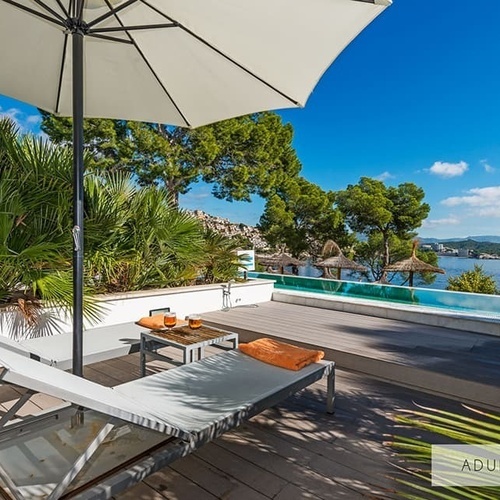 ein Deck mit Liegestühlen und einem Sonnenschirm und der Aufschrift 