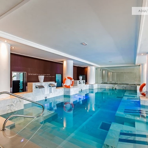 ein großer Swimmingpool mit einem Schild darüber, dass es nur für Erwachsene ist