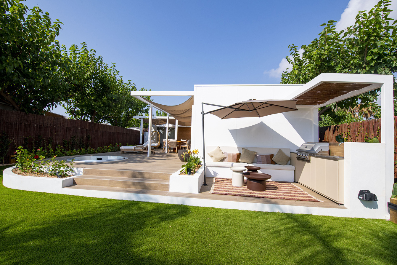 Terrasse de luxe avec jacuzzi, coin repas extérieur et barbecue, un endroit idéal pour votre séjour Creixell camping & family resort