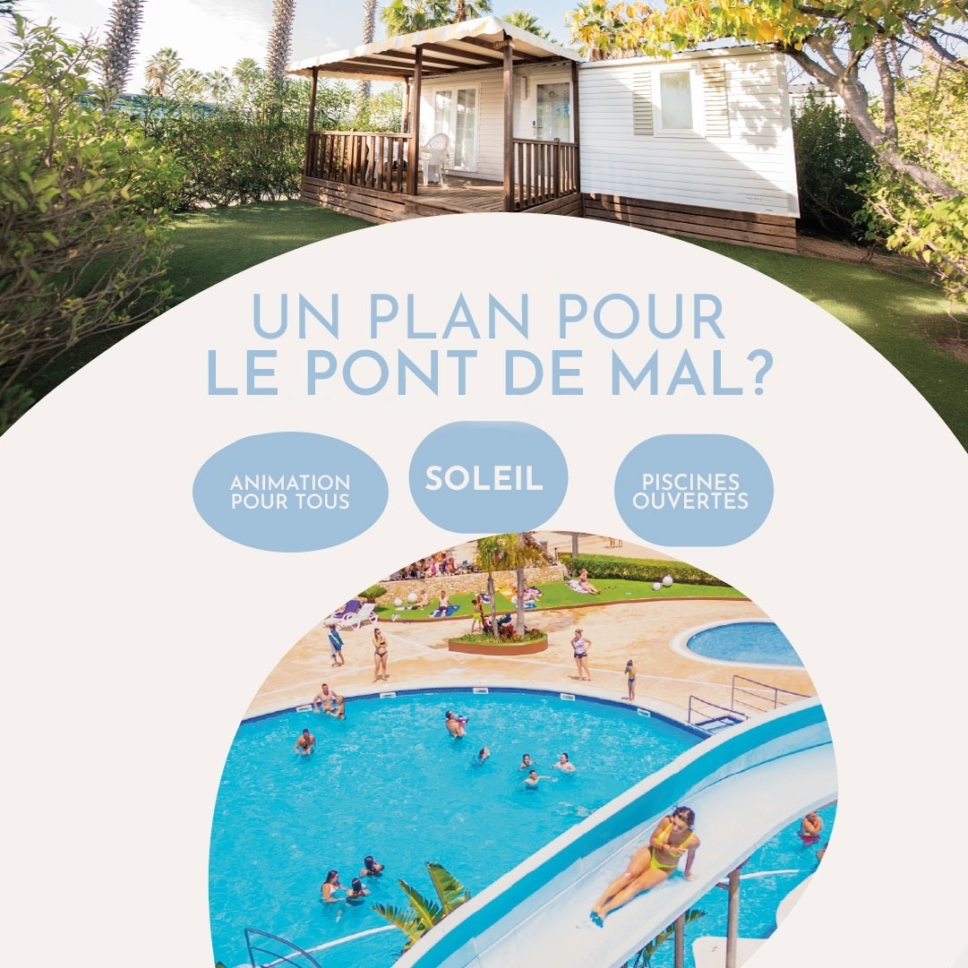 une famille se promène sur la plage tenant la main