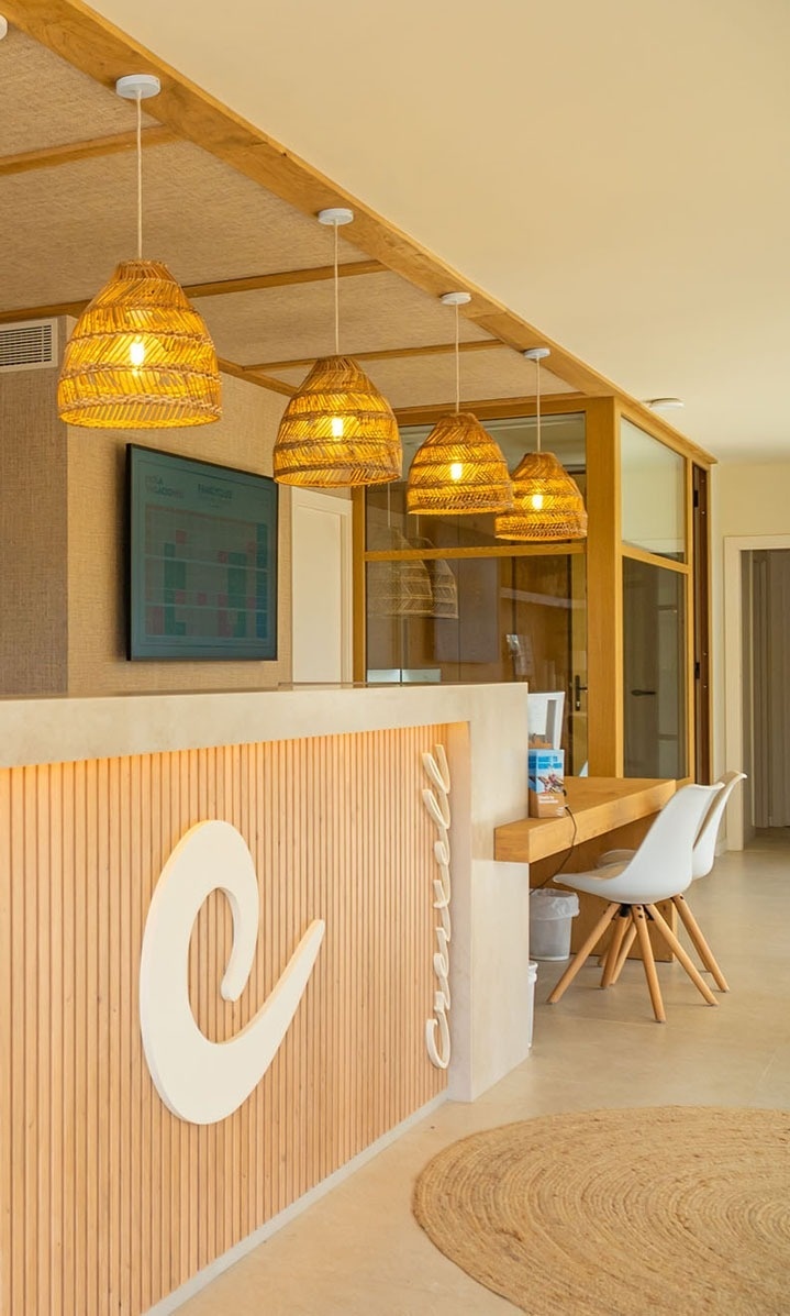 un mostrador de madera con la letra c en la parte superior