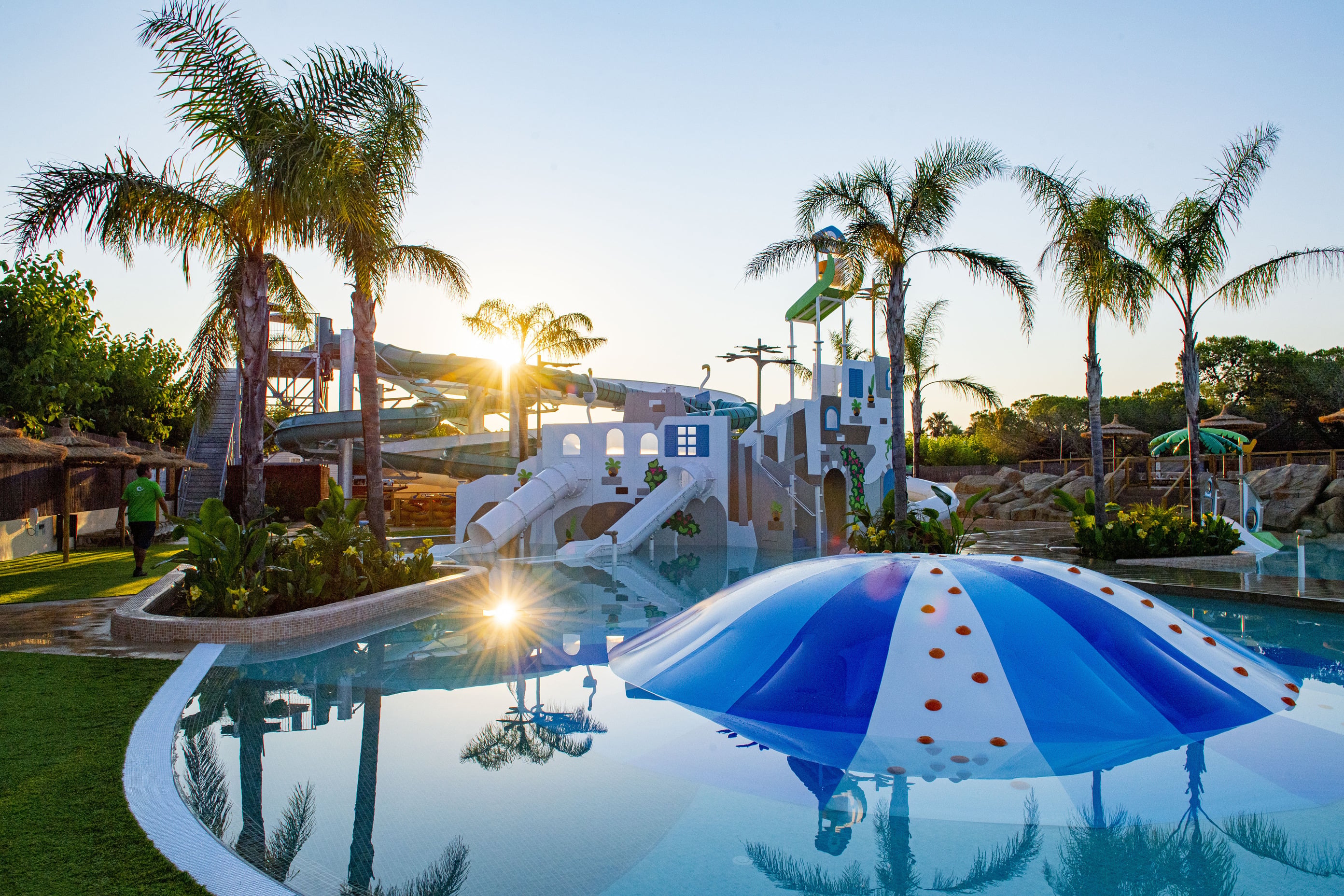 Resort Creixell: toboganes acuáticos, piscinas y actividades familiares.