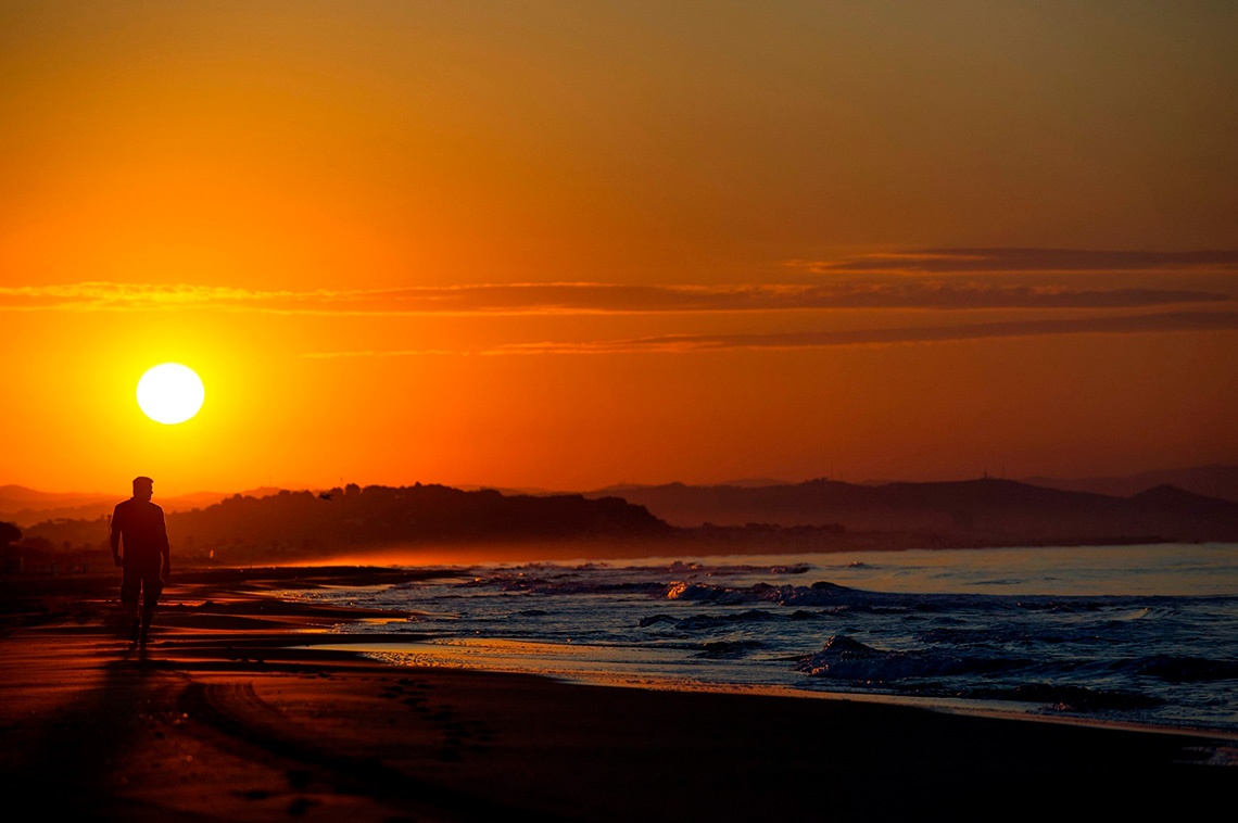 Sol ponent a la platja de Creixell: un moment perfecte per a la vostra estada familiar.
