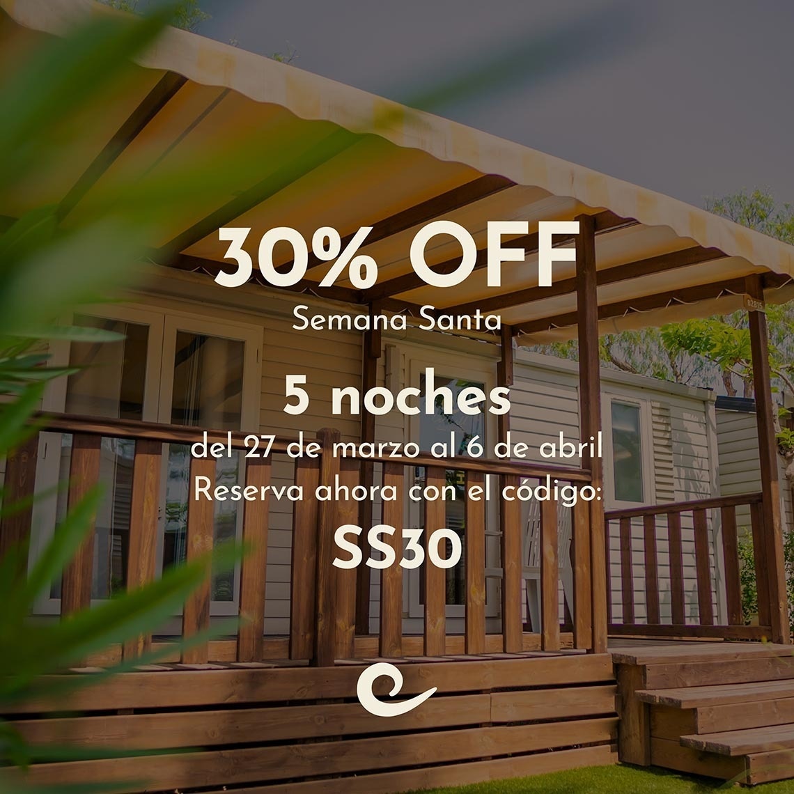 una familia camina por la playa tomados de la mano