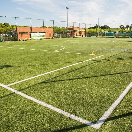 un campo de fútbol con una línea blanca en la esquina