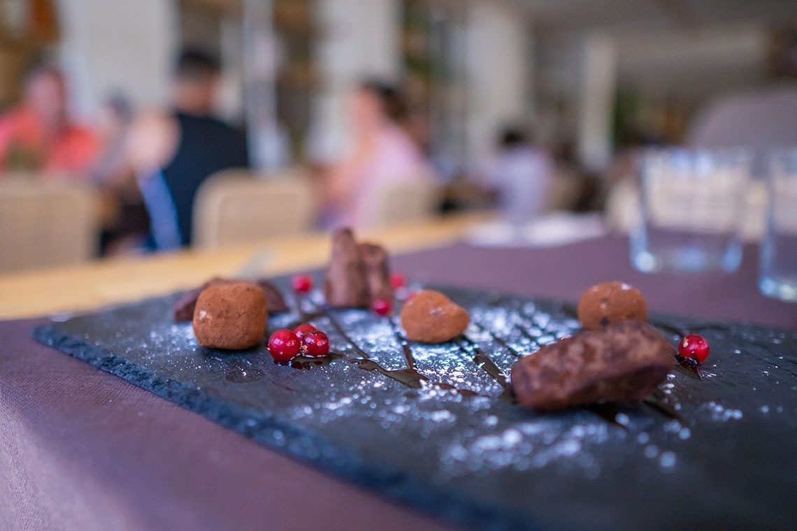 un primer plano de un plato de comida en una mesa