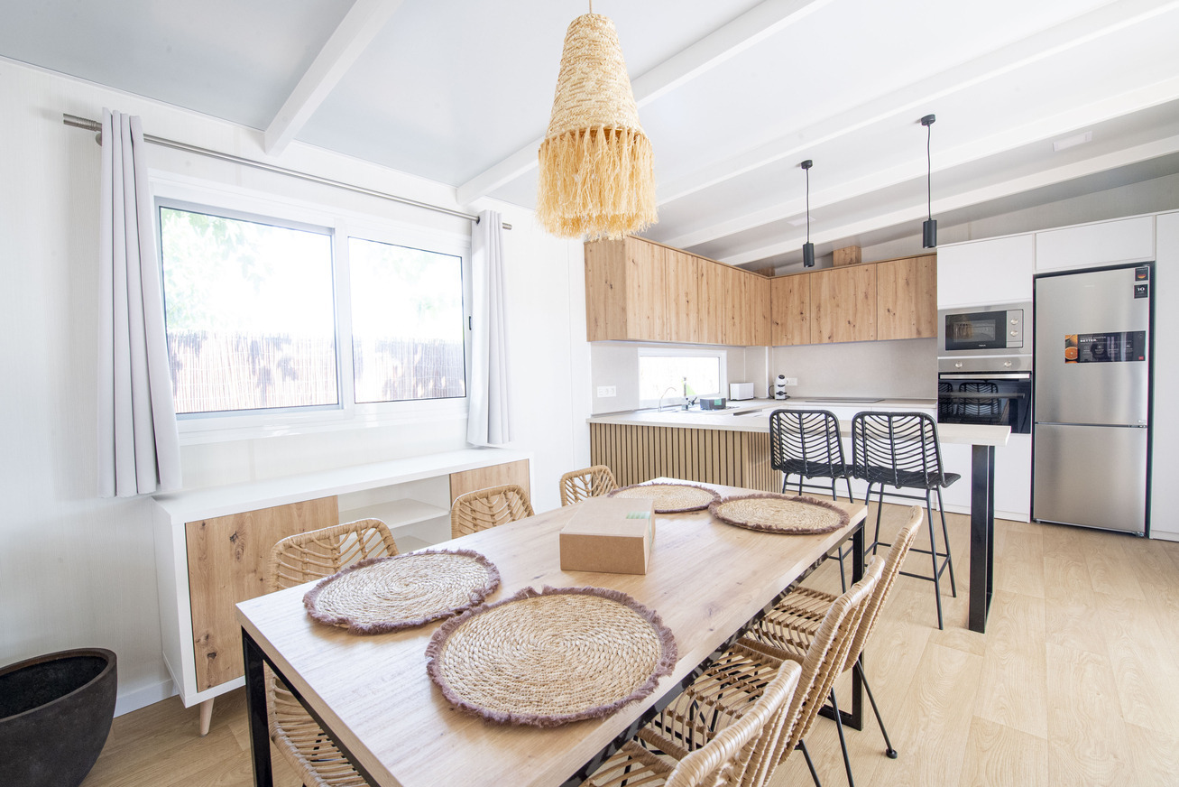 Salle à manger et cuisine moderne d'un hôtel, décorées dans des tons naturels, parfaites pour Creixell camping & family resort.