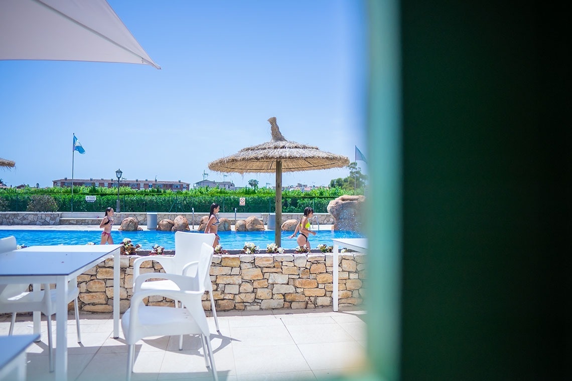 una vista de una piscina a través de una ventana