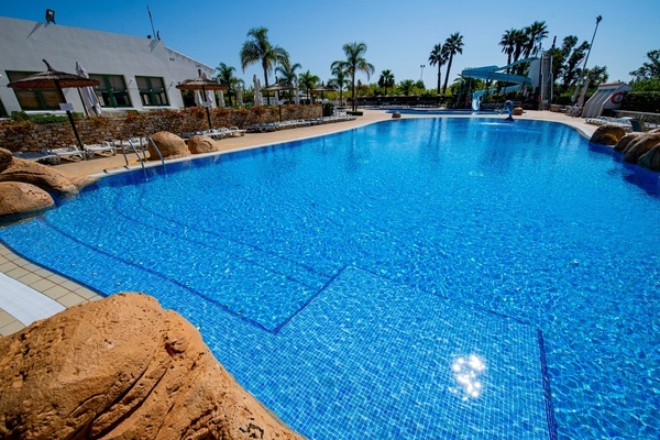 una piscina grande con un tobogán en el fondo