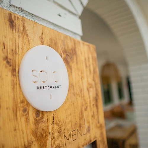una tabla de madera con el logotipo del restaurante solo