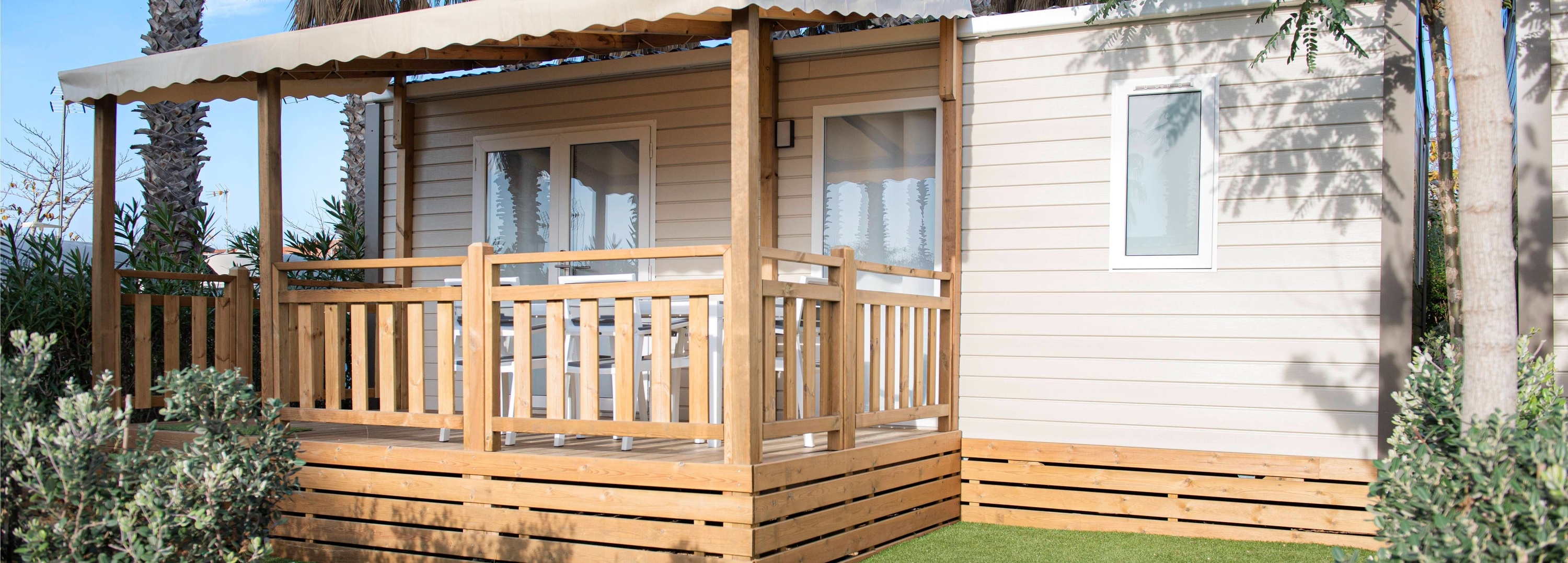 una mesa en un restaurante con copas de vino y una vela