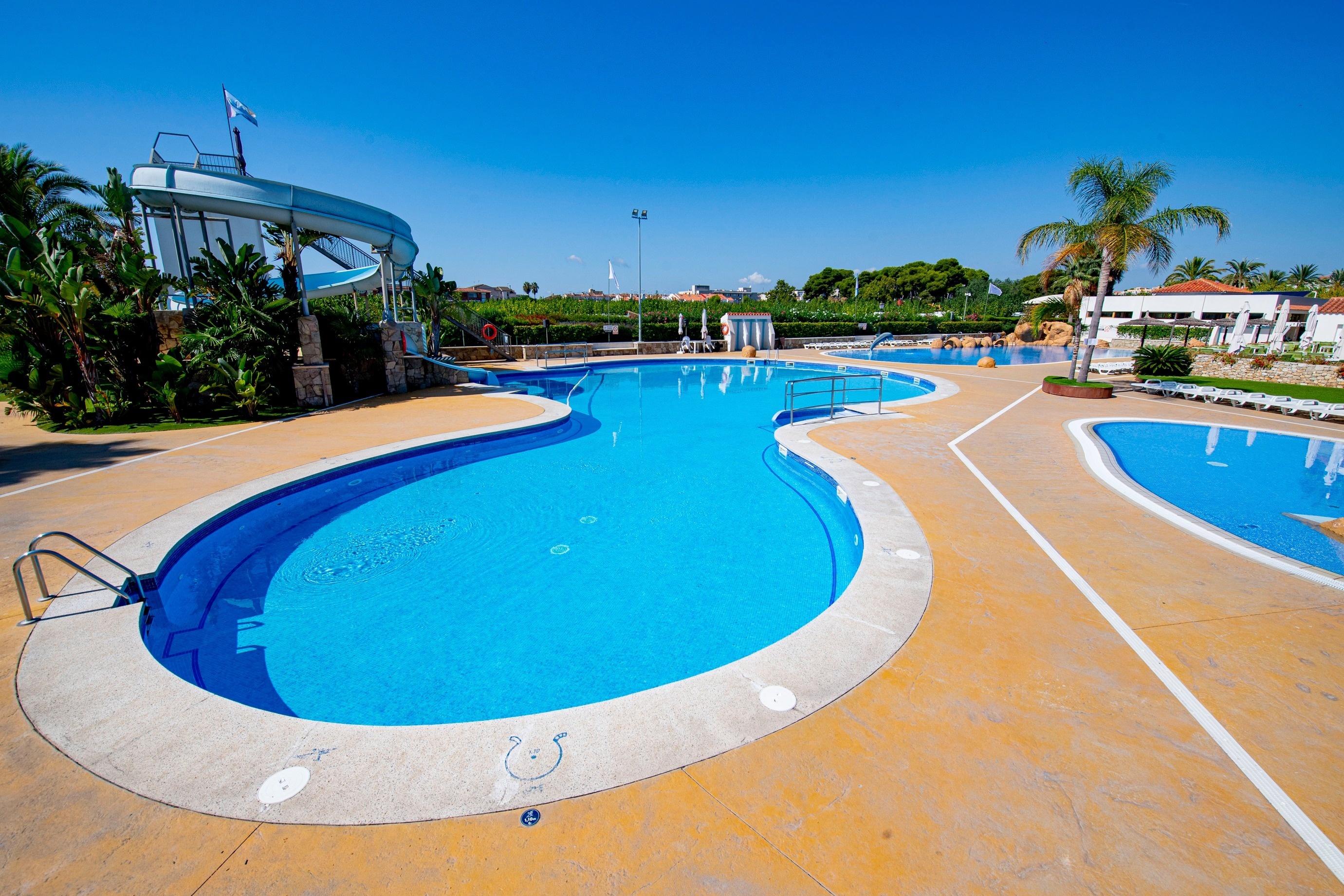 una piscina grande con un tobogán en el fondo