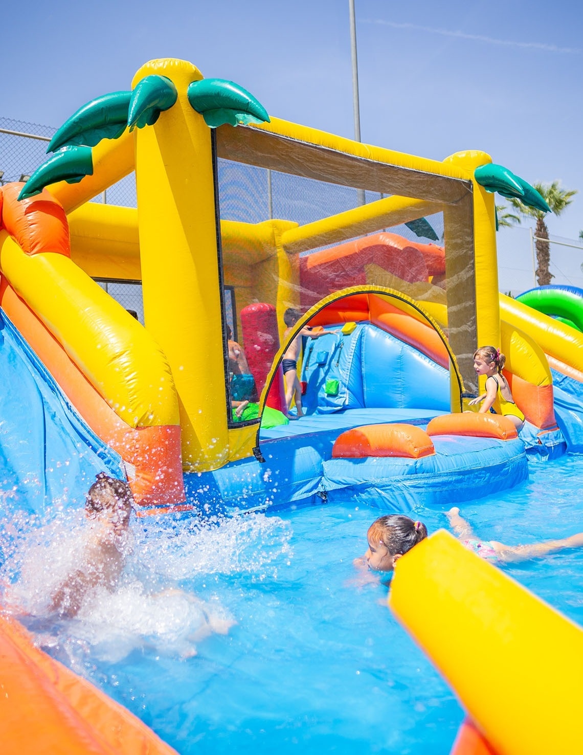 un grupo de niños se divierten en una piscina inflable