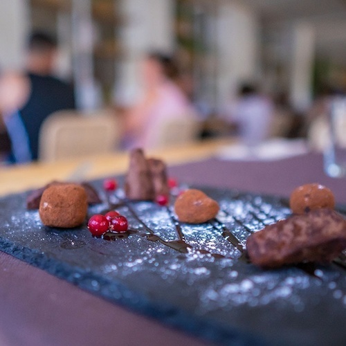 un primer plano de un plato de comida en una mesa
