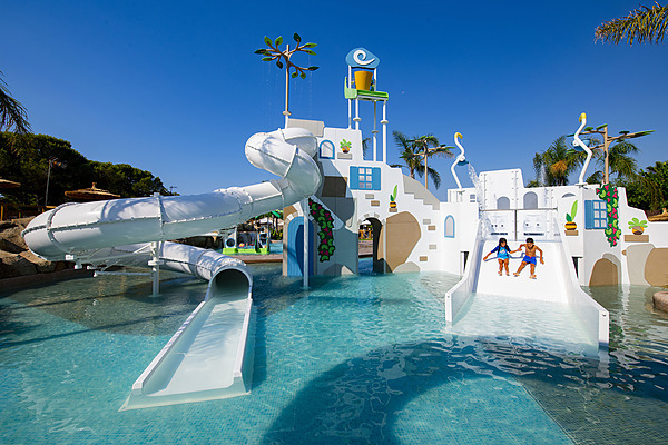 Parque acuático infantil en Creixell Camping & Family Resort, con toboganes y diversión.