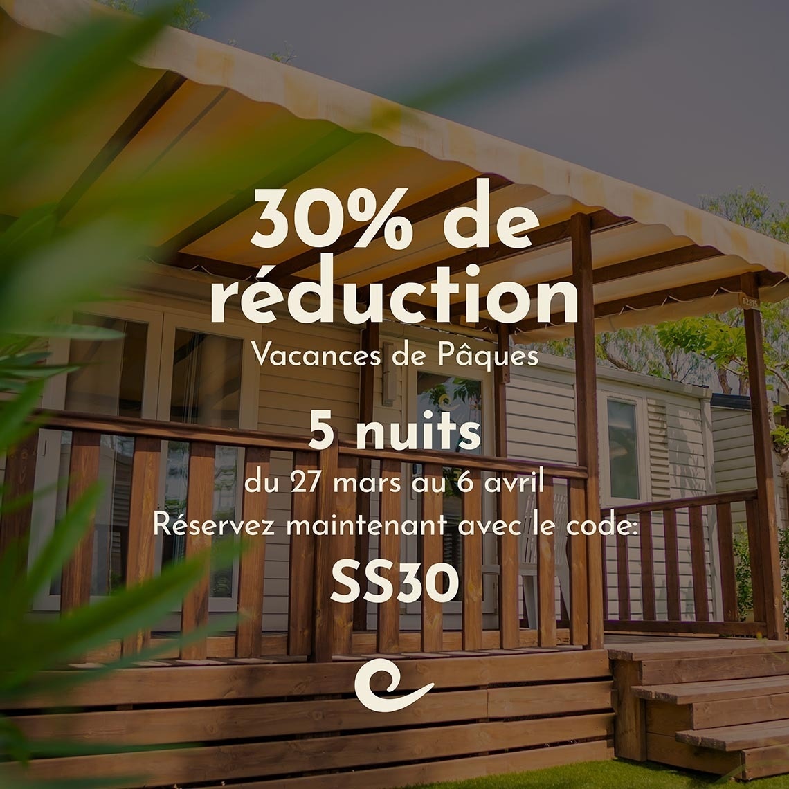 une famille se promène sur la plage tenant la main