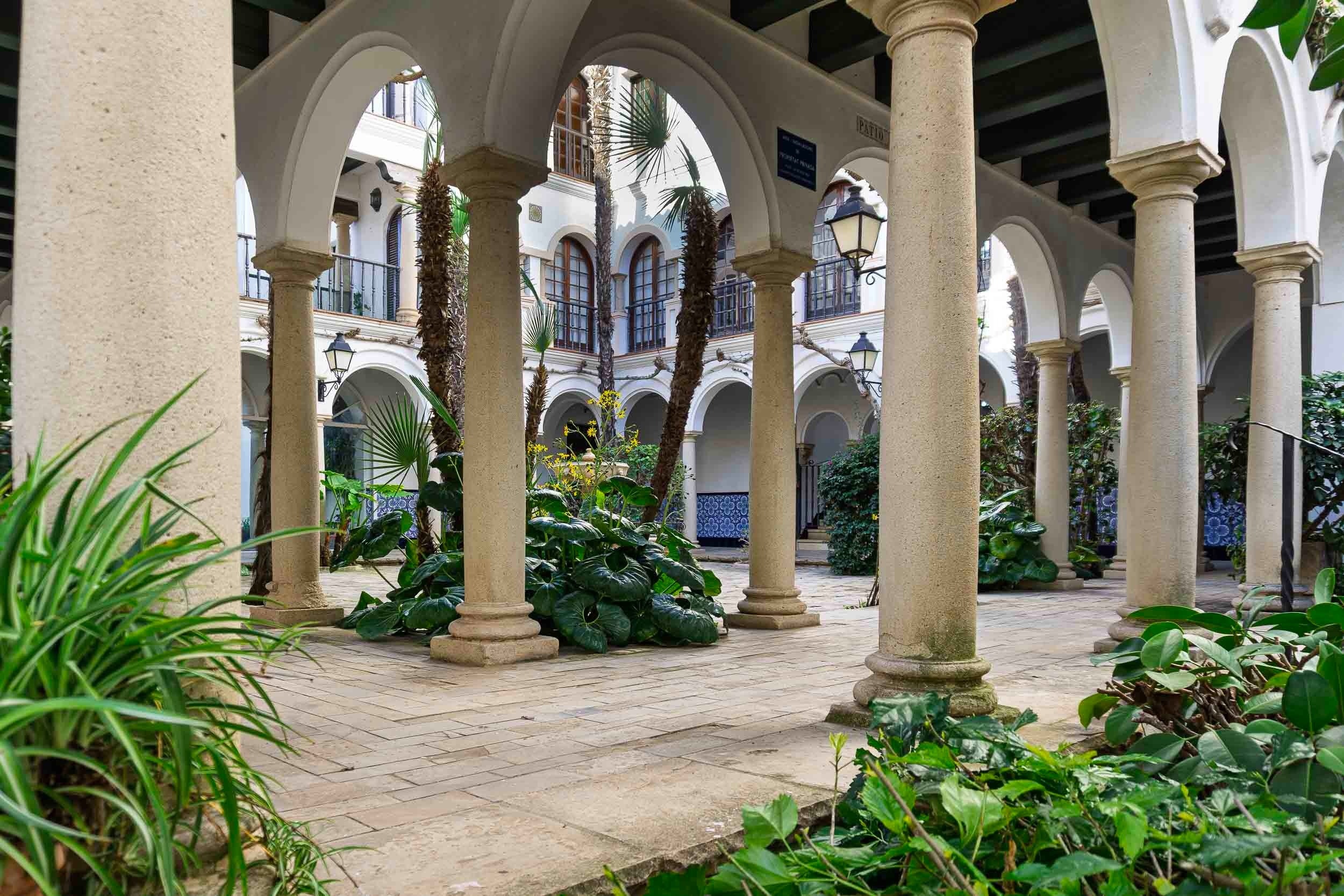 una fila de bicicletas con la palabra bikes & funoo en la parte delantera
