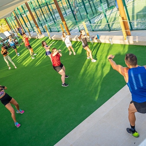 un hombre en una camiseta azul está dirigiendo a un grupo de personas