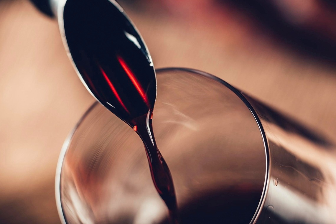 un coche eléctrico está siendo cargado en un estacionamiento