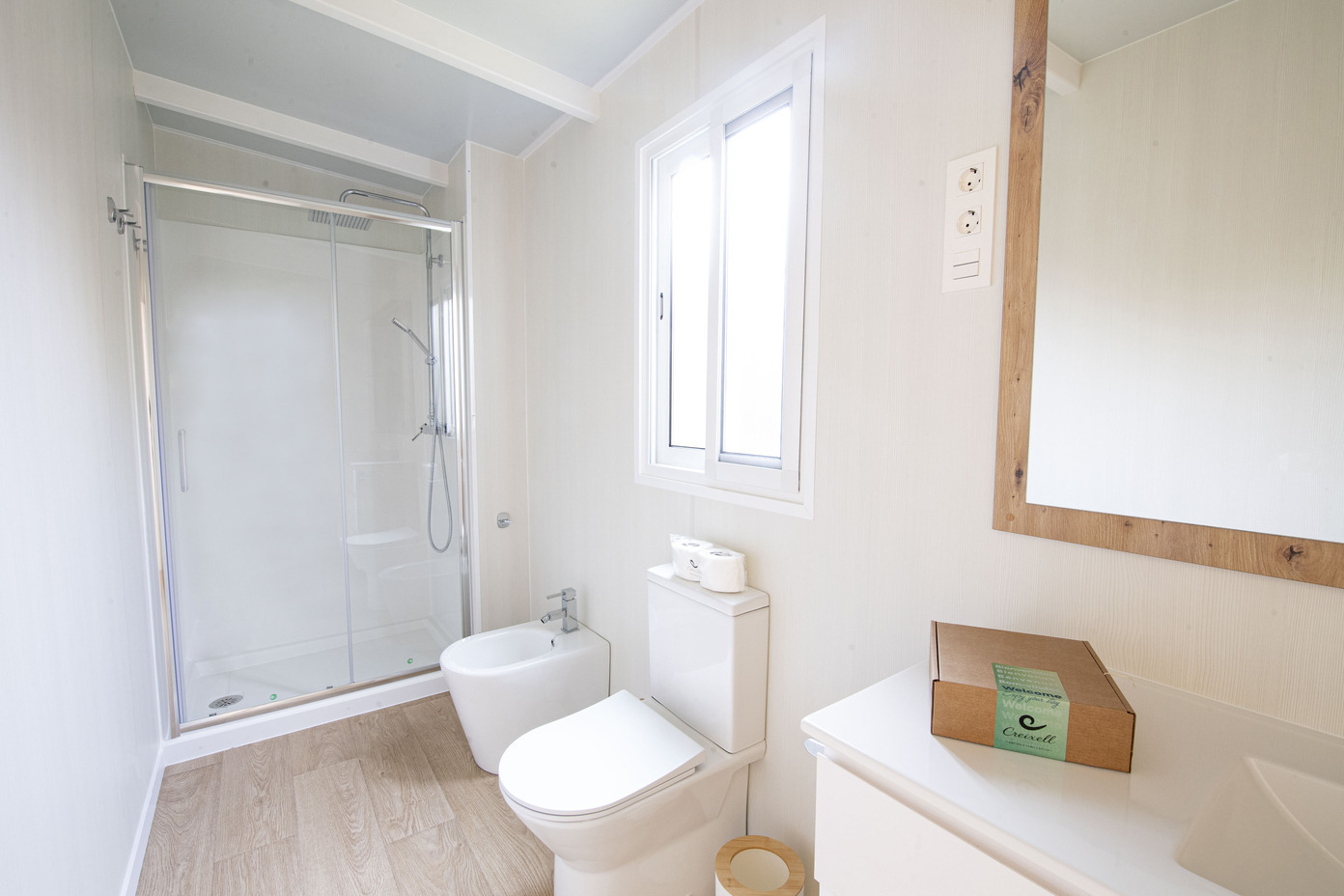 Salle de bain lumineuse avec douche, bidet, toilettes et miroir. Parfait pour votre séjour. Creixell camping & family resort