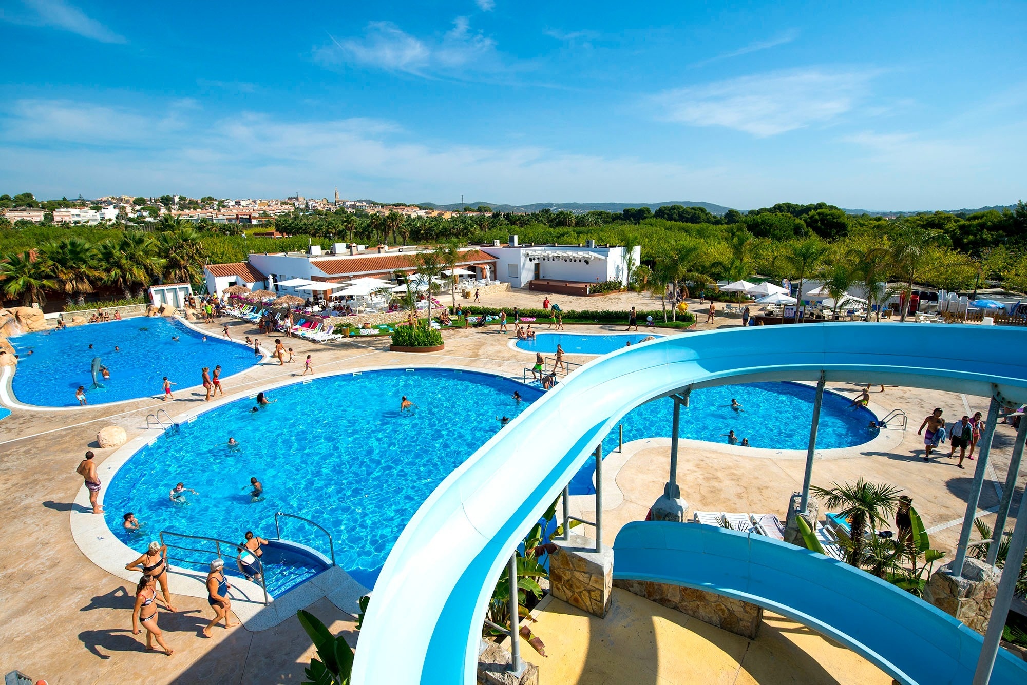 un hombre y una niña están en la recepción de un hotel