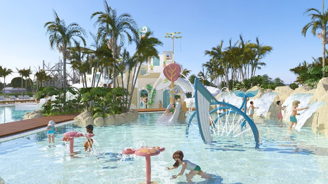 una piscina rodeada de palmeras y sillas de playa