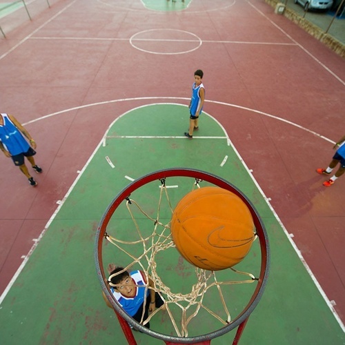 un grupo de jóvenes jugando baloncesto en una cancha