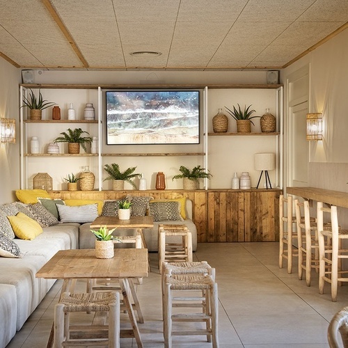 una habitación llena de muebles y una pintura en la pared