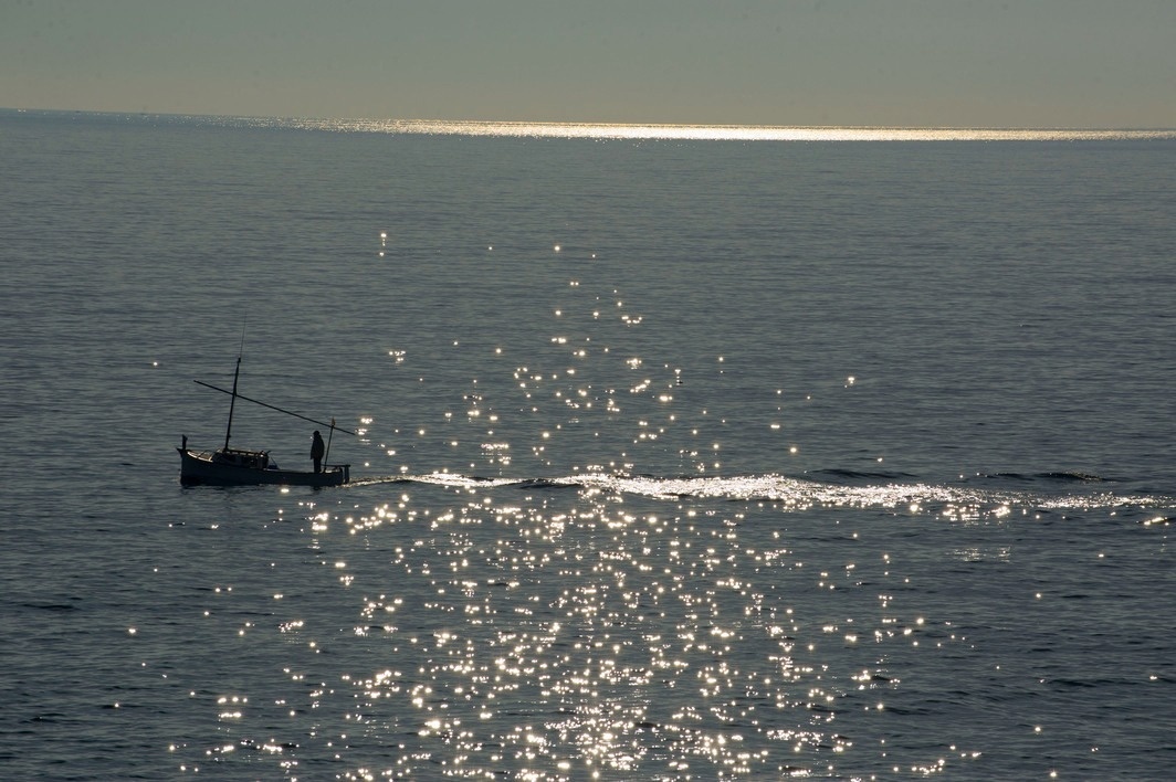 un hombre en un bote en medio del océano
