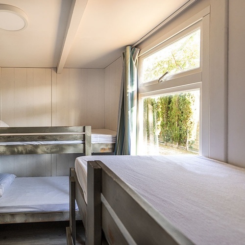 una habitación con dos literas y una ventana