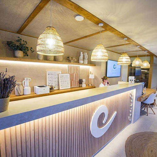 una mujer habla por teléfono en la recepción de un hotel